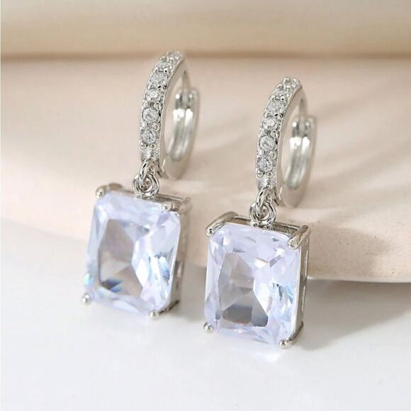 Elegant Silver Earrings with Clear Stones A831 - Picture 1 of 3